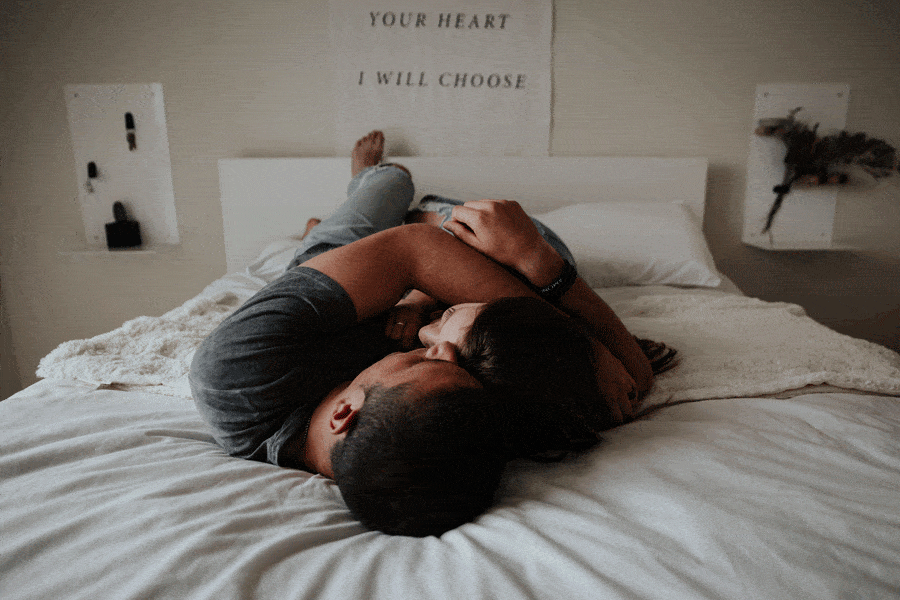 una pareja abrazada en la cama