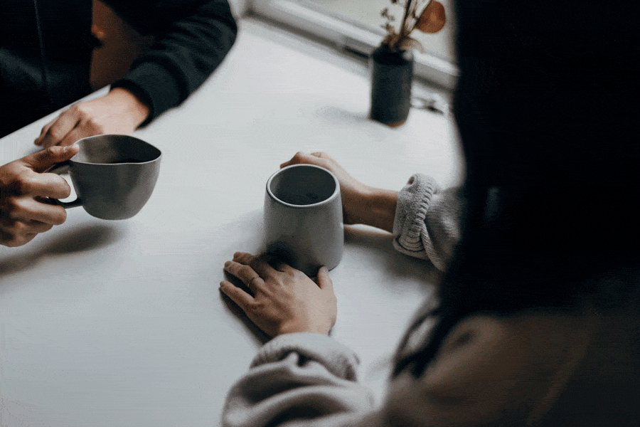 dos personas tomando cafe