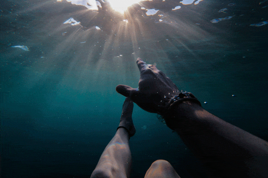 mano bajo el agua