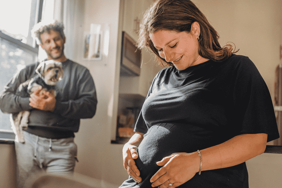mujer embarazada tocandose la barriga