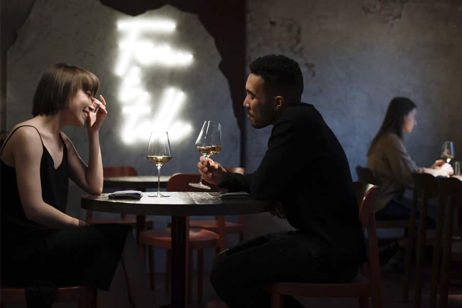 pareja tomando vino en un restaurante