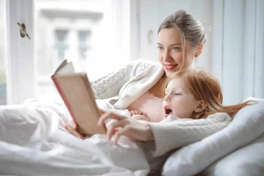 madre e hija leyendo